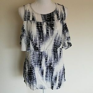 Bobeau cold shoulder top L